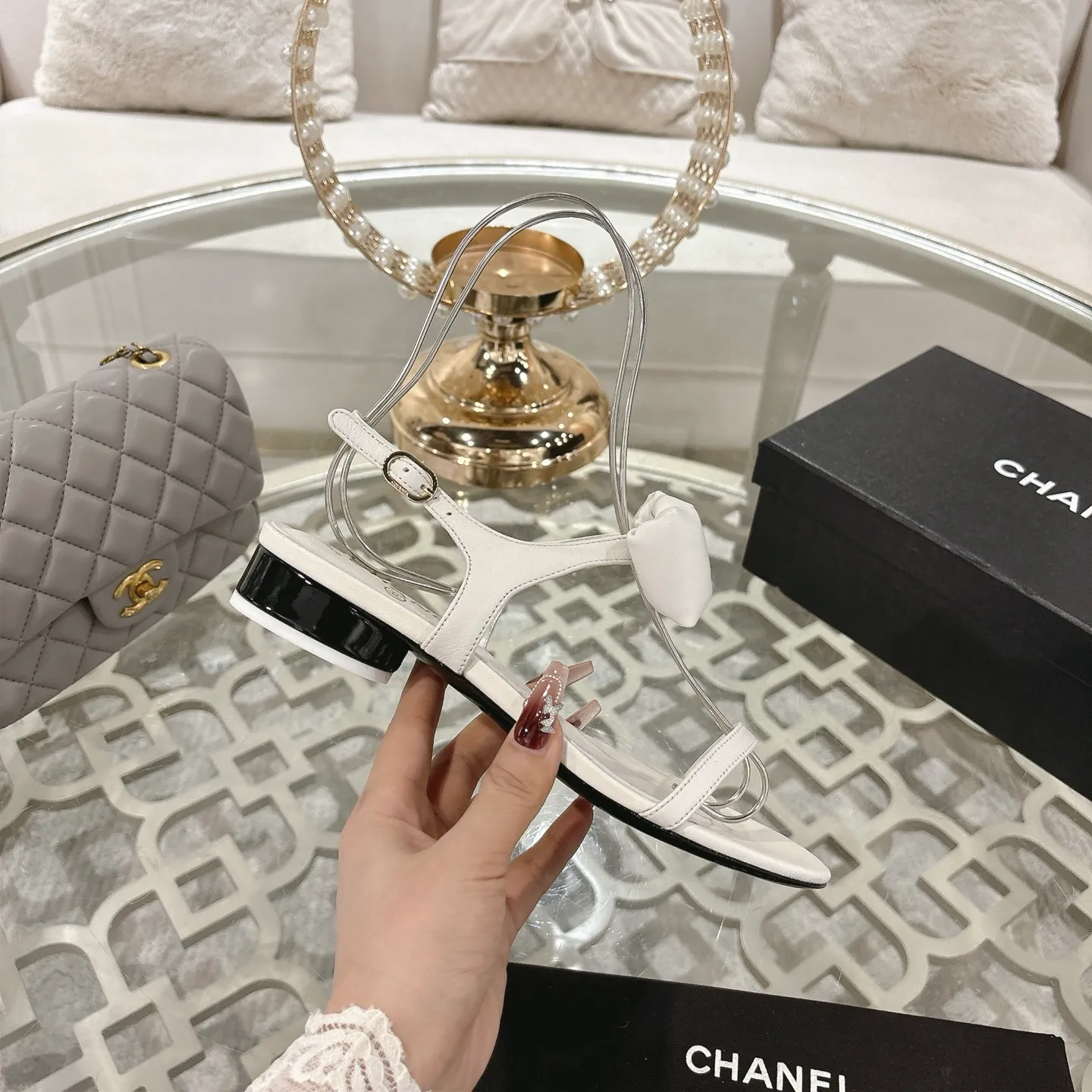 👟👟Ex-factory price 560👟👟 CHANEL 25ss spring and summer new counter top double C bow sandals. This classic design; bow with double C embellishment, playful and elegant, multiple color matching elements... Diversified mix and match is very beautiful and versatile, very light and comfortable on the feet, super delicate and elegant... ꫛꫀꪝ Go➫ Material: Upper: Original customized imported sheepskin Inner: Original custom-made sheepskin lining Outsole: Original custom-made Italian through-dyed genuine leather outsole Size: 35–40 (40 and 41 are custom-made and cannot be returned or exchanged)